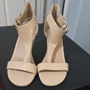 Reaction Kenneth Cole Beige Patent Heels